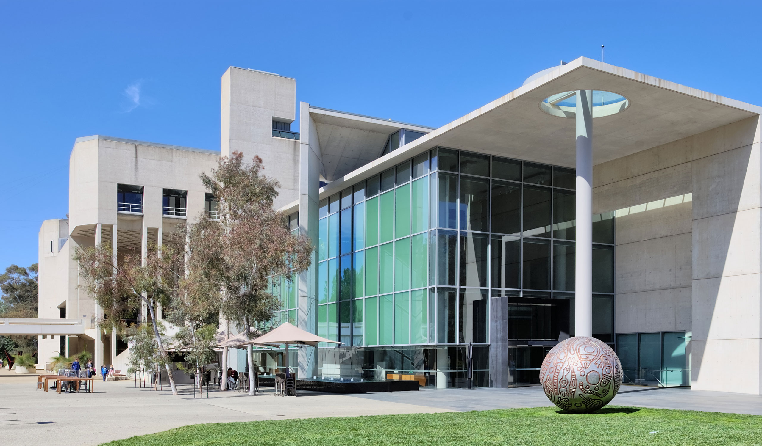 Front view of the National Gallery of Australia
